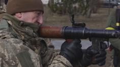 Ukrajinská armáda cvičí civilisty v boji. Pomůžou proti ruským vojskům