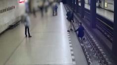 Muž skočil do kolejiště metra. Když chtěl vylézt, druhý muž ho strkal zpátky