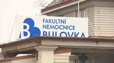 Popálenou rodičku na Bulovce už řeší i policie. Mohlo jít o trestný čin