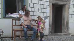 Divadlo pro turisty v Krumlově. Herci předstírají obyčejný život