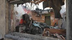 Desítky lidí přišly při požáru domu o vše. Chybí jim hlavně věci pro děti