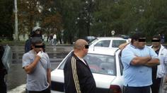 14letou dívku vyhodili z okna?! Tlupa vtrhla do bytu a zničila ho! 2 ženy jsou v nemocnici