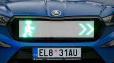 Škoda na autech testuje podivnou masku. Má si "povídat" s chodci na přechodech