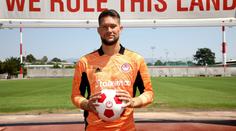 Vaclík podepsal s Olympiakosem, zapózoval i v novém dresu