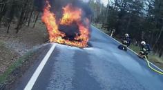 Auto za více než milion za jízdy začalo hořet, hasiči zveřejnili video zásahu