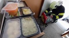 Senior ležel doma pět dní bez pomoci, zachránily ho nesnědené obědy