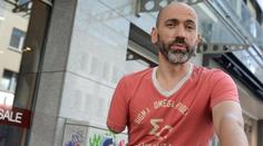 Jednorukého cyklistu pokutovali za řízení jednou rukou