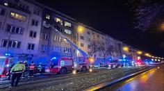 Požár bytu v Praze zranil dva lidi. Hasiči museli zasahovat i z výšky