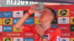 Peklo na zemi. Peloton sám od sebe zastavil, hvězdní cyklisté se schovávali všude možně