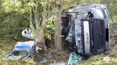 Hrůzná nehoda domíchávače! Auto s betonem skončilo v příkopu