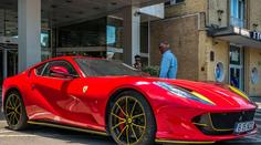 O vozy Ferrari je rekordní zájem u nás i ve světě. Prodeje trhají rekordy