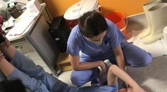 Nekonečný boj s koronavirem. Lidi zasáhla fotka kolabující sestřičky