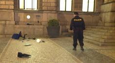Opilá žena vlezla na radnici. Z okna vyházela vybavení kanceláře