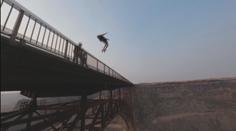 Pořádný adrenalin! Mladíci se vrhali z mostu po hlavě dolů