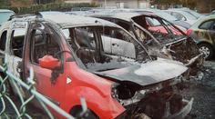 Obří požár v autobazaru! Plameny šlehaly ze 7 aut, jsou z nich vraky