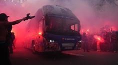 Ostuda fanoušků Barcy. Chtěli zaútočit na autobus PSG, napadli ale svůj tým
