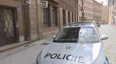 Blikající majáky a minuta ticha. Čeští policisté si připomněli oběti trestných činů