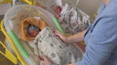 Unikát v Jihlavě: Maminka má dvojčata, každé z dětí ale přišlo na svět v jiný den