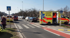 Ženu na Karvinsku srazilo auto. Letěl pro ni vrtulník, její stav byl kritický