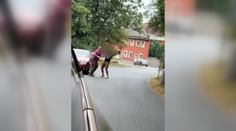 Hádka řidičů v Domažlicích se rychle vyhrotila ve rvačku. Volejte policii, žádal muž