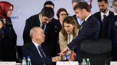 Bizarní moment na summitu. Lidé se baví nad záběry Macrona s Erdoganem