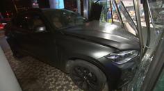 BMW skončilo po srážce v kavárně Tančícího domu