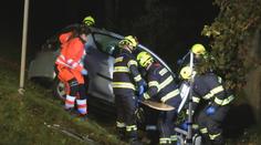Hasiči vyprošťovali vážně zraněného řidiče. Autem narazil do stromu