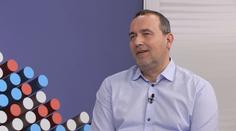 Babička Alenka v nové kampani O2 odhaluje podvodníky. Je to milá a roztržitá paní, směje se Šichtanc