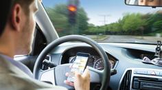 Mobil za volantem: Loni se kvůli nepozornosti stalo 17 tisíc nehod!
