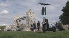 Skládací helma a blinkry v řídítkách. V Británii testují nové elektrokoloběžky