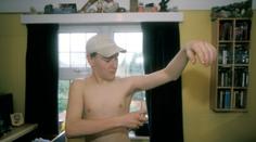 Tom (16) se nechtěl sprchovat, zemřel v hromadě deodorantů!