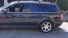 Tříměsíční kojenec zůstal uvězněný v rozpáleném autě, zasáhla policie