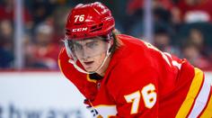 Zbabělý faul na Slováka v NHL. Rána pěstí do obličeje zůstala bez trestu