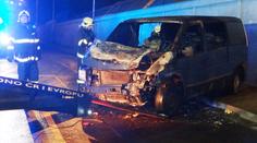 Řidič narazil s dodávkou do sloupu, utekl a nechal ji shořet