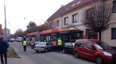 Řidič havarovaného trolejbusu měl infarkt! Dál zůstává v nemocnici
