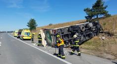 Na D1 se srazil autobus s kamionem. Další vážná nehoda zkomplikovala situaci