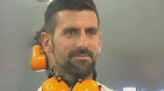 Djokovič zavítal na F1. Stihl basketbal, kadeřníka i pokec s Norrisem