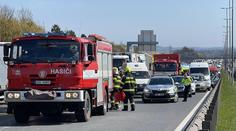 Nehoda tří aut uzavřela dálnici D1 ve směru na Brno. Jeden člověk se zranil