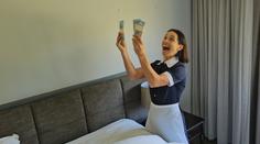 Uklízečka v Praze našla na pokoji statisíce. Případ nabral neuvěřitelný spád