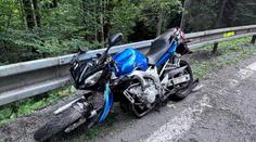 V Bílé havaroval senior na motorce. Sletěl z osmimetrového svahu pod silnici