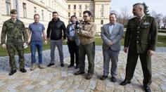 Zásah Vojenské policie u spolku Skupina D. Dodává drony na Ukrajinu