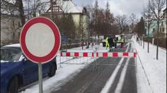 Jako pekelný chřtán. U domů se propadla zem, díra sahá hluboko do temnoty