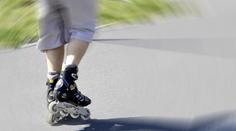 Sebevrazi na silnicích: Je bruslař chodec, nebo cyklista? A může mezi auta?