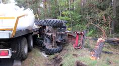 Senior vybrzdil traktor! Kvůli šíleným manévrům létala kuřata, zrní i fekálie