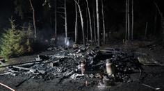 Obří požár a výbuchy v kempu na Orlíku! Shořelo 11 karavanů