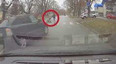 Pirát skoro srazil matku s kočárkem, hledá ho policie! VIDEO