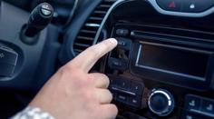 Polští poslanci chtějí zákaz hlasité hudby při řízení. Bojí se o bezpečnost