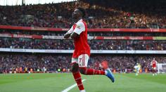 Arsenal dál vévodí Premier League. Zvládl i přestřelku s Liverpoolem