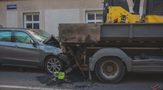 Seniorovi hrozí šest let vězení za smrt dělníka. Při nehodě se zranili i další lidé