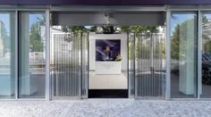 Rolls-Royce v Praze ukazuje, co znamená luxus. Jen dveře showroomu stály tři miliony